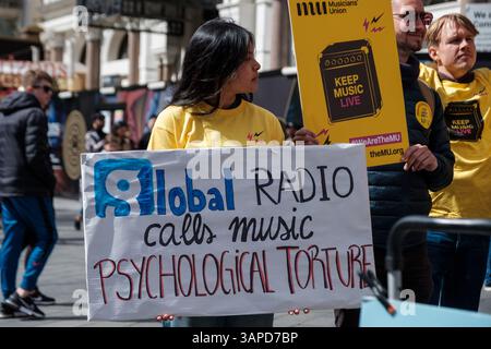 London, Großbritannien. April 2025. Musicians Union und London Street Performers protestieren gegen Global Radio, als Westminster Council das Verbot von Street Performances und Busking auf Spots am Leicester Square befürwortet, da sie es als „lästig“ für ihre Büros ansehen, London, Großbritannien, 16.04.25, Ehimetalor Unuabona/Alamy Live News Stockfoto