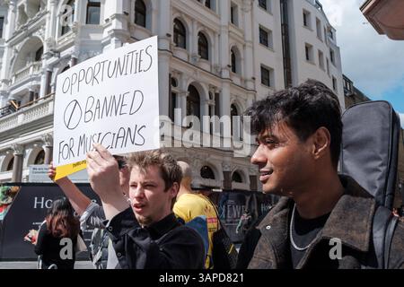 London, Großbritannien. April 2025. Musicians Union und London Street Performers protestieren gegen Global Radio, als Westminster Council das Verbot von Street Performances und Busking auf Spots am Leicester Square befürwortet, da sie es als „lästig“ für ihre Büros ansehen, London, Großbritannien, 16.04.25, Ehimetalor Unuabona/Alamy Live News Stockfoto