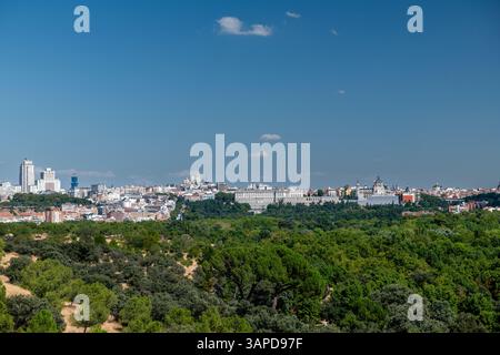 Madrid, Comunidad de Madrid, Spanien. 28. August 2022: Malerischer Blick auf die Skyline von Madrid mit Königspalast und üppigem Grün. Stockfoto