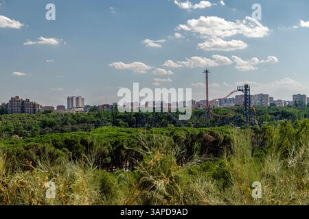 Madrid, Comunidad de Madrid, Spanien. 28. August 2022: Panoramablick auf die Skyline des Vergnügungsparks in Madrid, Spanien. Stockfoto