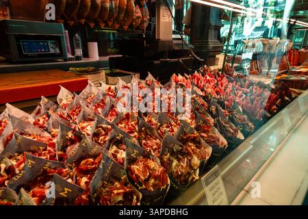 Madrid, Comunidad de Madrid, Spanien. 28. August 2022: Gemischte Wurstwaren werden auf einem Markt in Madrid, Spanien, in lebhaften Farben und einladend präsentiert Stockfoto