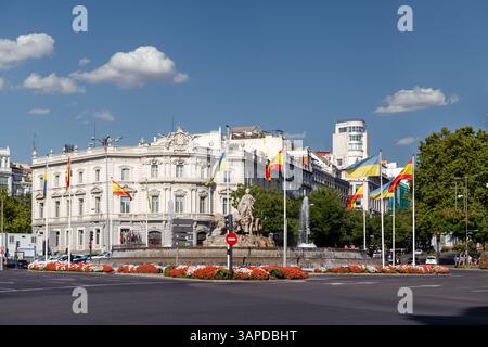 Madrid, Comunidad de Madrid, Spanien. 28. August 2022: Cibeles-Brunnen umgeben von spanischen Flaggen in Madrids pulsierendem Stadtbild. Stockfoto