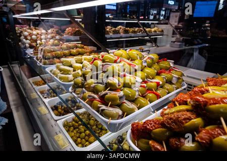 Madrid, Comunidad de Madrid, Spanien. 28. August 2022: Oliven und gefüllte Paprika auf einem Madrider Markt. Stockfoto