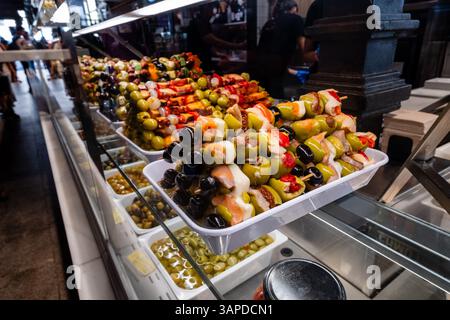 Madrid, Comunidad de Madrid, Spanien. 28. August 2022: Köstliche Spießpräsentation auf einem lokalen Madrider Markt. Stockfoto