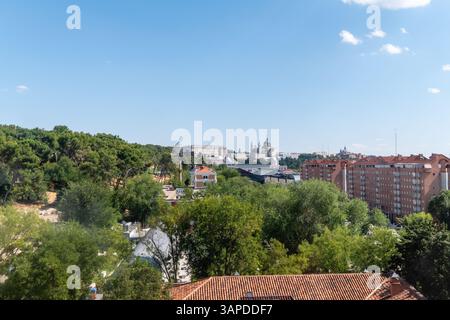 Madrid, Comunidad de Madrid, Spanien. 28. August 2022: Panoramablick auf Madrids Stadtlandschaft mit üppigem Grün und historischer Architektur. Stockfoto