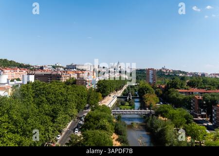 Madrid, Comunidad de Madrid, Spanien. 28. August 2022: Aus der Vogelperspektive Madrids Stadtlandschaft mit historischer Architektur und üppigem Grün. Stockfoto