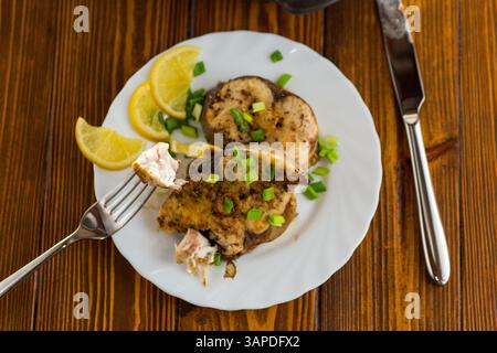 Gebackener Fisch mit Zitrone und Kräutern, Blick von oben. Stockfoto