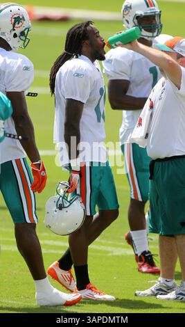 10. August 2011 - DAVIE, FL, USA - der Miami Dolphins Wide Receiver Clyde Gates versucht, während des Trainings am Mittwoch, den 10. August 2011, in der Trainingseinrichtung des Teams in DAVIE, Florida, zwischen den Übungen Flüssigkeit zu halten. (Bild: © C.W. Griffin/Miami Herald/MCT/ZUMAPRESS.com) Stockfoto