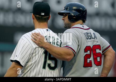 10. August 2011 - Miami Gardens, FL, USA - Dan Uggla von Atlanta Braves, rechts, legt seinen Arm um Florida Marlins ersten Baseman Gaby Sanchez, nachdem er am Mittwoch, den 10. August 2011 eine RBI-Single im ersten Inning im Sunlife Stadium in Miami Gardens, Florida gewonnen hat. Der Hit erweiterte Ugglas Schlagserie auf 31 Spiele. (Bild: © Joe Rimkus Jr/Miami Herald/MCT/ZUMAPRESS.com) Stockfoto