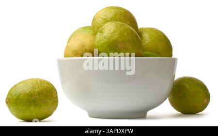 Gelb gehäutete Zitrone auf Schüssel und verstreut isolierter weißer Hintergrund, frische helle Zitrusfrüchte Seitenansicht in Nahaufnahme Stockfoto