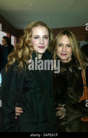 1. Januar 2011 - New York, New York, USA - EVAN RACHEL WOOD UND HOLLY HUNTER..''Thirteen'' VORFÜHRUNG BEIM 2003 SUNDANCE FILM FESTIVAL IM ECCLES THEATRE IN PARK New York, UTAH AM 17. JANUAR 2003... / 2003........ K28599HMc(Bild: © Henry McGee/Globe Photos/ZUMAPRESS.com) Stockfoto