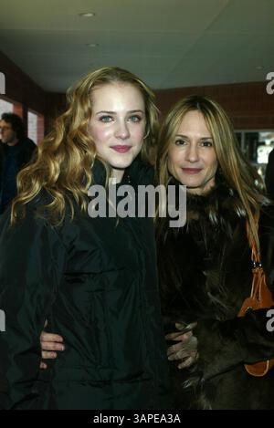 1. Januar 2011 - New York, New York, USA - EVAN RACHEL WOOD UND HOLLY HUNTER..''Thirteen'' VORFÜHRUNG BEIM 2003 SUNDANCE FILM FESTIVAL IM ECCLES THEATRE IN PARK New York, UTAH AM 17. JANUAR 2003... / 2003........ K28599HMc(Bild: © Henry McGee/Globe Photos/ZUMAPRESS.com) Stockfoto