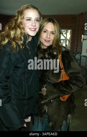 1. Januar 2011 - New York, New York, USA - EVAN RACHEL WOOD UND HOLLY HUNTER..''Thirteen'' VORFÜHRUNG BEIM 2003 SUNDANCE FILM FESTIVAL IM ECCLES THEATRE IN PARK New York, UTAH AM 17. JANUAR 2003... / 2003........ K28599HMc(Bild: © Henry McGee/Globe Photos/ZUMAPRESS.com) Stockfoto