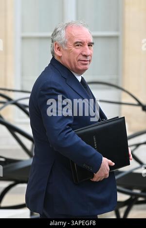 Paris, Frankreich. April 2025. Le Premier Ministre, Francois Bayrou en sortie du Conseil des Ministre du 16 Avril 2025 - 16/04/2025 - France/Ile-de-France/Paris - Julien Mattia/Le Pictorium/Premierminister Francois Bayrou verlassen den Ministerrat am 16. April 2025 - 16/04/2025 - France/Ile-de-France (Region)/Paris - Julien Mattia/Le Pictorium Credit: Le PICTORIUM/Alamy Live News Stockfoto