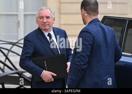 Paris, Frankreich. April 2025. Le Premier Ministre, Francois Bayrou en sortie du Conseil des Ministre du 16 Avril 2025 - 16/04/2025 - France/Ile-de-France/Paris - Julien Mattia/Le Pictorium/Premierminister Francois Bayrou verlassen den Ministerrat am 16. April 2025 - 16/04/2025 - France/Ile-de-France (Region)/Paris - Julien Mattia/Le Pictorium Credit: Le PICTORIUM/Alamy Live News Stockfoto