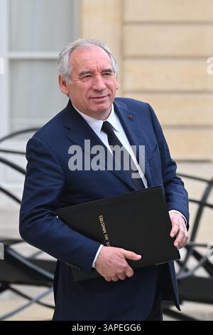 Paris, Frankreich. April 2025. Le Premier Ministre, Francois Bayrou en sortie du Conseil des Ministre du 16 Avril 2025 - 16/04/2025 - France/Ile-de-France/Paris - Julien Mattia/Le Pictorium/Premierminister Francois Bayrou verlassen den Ministerrat am 16. April 2025 - 16/04/2025 - France/Ile-de-France (Region)/Paris - Julien Mattia/Le Pictorium Credit: Le PICTORIUM/Alamy Live News Stockfoto