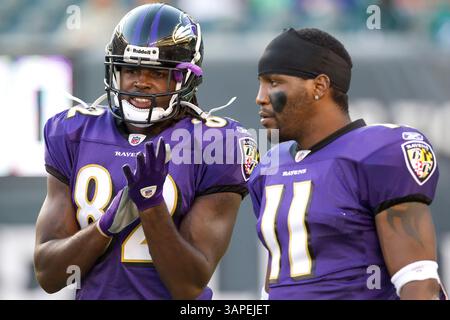 11. August 2011: Baltimore Ravens Wide Receiver Torrey Smith (82) spricht mit dem Wide Receiver Marcus Smith (11) während des NFL-Vorsaisonspiels zwischen den Baltimore Ravens und den Philadelphia Eagles im Lincoln Financial Field in Philadelphia, Pennsylvania. The Eagles Beat the Ravens, 13.-6. (Bild: © Chris Szagola/Cal Sport Media/ZUMAPRESS.com) Stockfoto