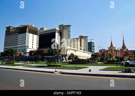 Großer Casino Komplex an der Uferpromenade des Tonle SAP. Phnom Penh, Kambodscha phnom penh 01 *** großer Kasinokomplex an der Uferpromenade des Tonle SAP Phnom Penh, Kambodscha phnom penh 01 Stockfoto