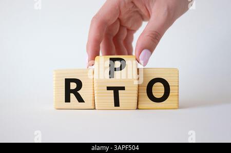 RPO vs. RTO-Symbol. Geschäftsmann-Hand dreht Holzwürfel und ändert das Wort RTO in RPO. Schöner weißer Hintergrund. Geschäftskonzept. Kopierbereich Stockfoto