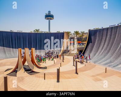 Dubai, Vereinigte Arabische Emirate. Expo 2020 Dubai Wasserspiel, monumentaler Brunnen im Jubilee Park mit Menschen, die im Wasserfeuer spielen Stockfoto