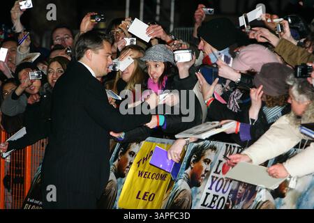 23. JANUAR 2007 – THE ODEON, LEICESTER SQUARE, LONDON, ENGLAND – LEONARDO DICAPRIO.ACTOR.. UNTERZEICHNET AUTOGRAMME, ALS ER FÜR DIE BRITISCHE FILMPREMIERE VON BLOOD DIAMOND AM ODEON, LEICESTER SQUARE IN LONDON ANKOMMT. 23.01.2007. TIM MATTHEWS... 2007... ..K51458(Bild: © Globe Photos/ZUMAPRESS.com) Stockfoto
