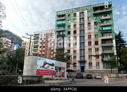 Apartmentblöcke aus der Sowjetzeit, die renoviert werden müssen, Bergbaustadt Chiatura, Georgien Stockfoto
