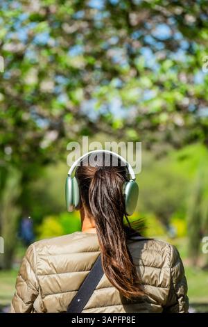 London, Großbritannien. April 2025. Die letzte Blüte und die blühenden Tulpen bieten eine Kulisse für Touristen und Arbeiter in der Mittagszeit. Die Menschen genießen sonniges Frühlingswetter im Regent's Park, London. Guy Bell/Alamy Live News Stockfoto