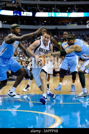 6. April 2011: Dallas Mavericks Point Guard Jose Juan Barea #11 fährt durch Traffice zwischen Denver Nuggets Power Forward Al Harrington #7 und Denver Nuggets macht Kenyon Martin #4 während eines NBA-Spiels zwischen den Denver Nuggets und den Dallas Mavericks im American Airlines Center in Dallas besiegte TX Denver Dallas 104-96(Credit Image: © Albert Pena/Cal Sport Media/ZUMAPRESS.com) Stockfoto