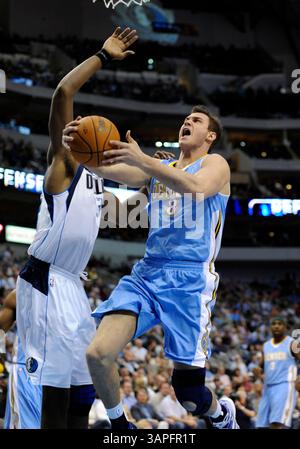 6. April 2011: Danilo Gallinari #8 geht in den Korb während eines NBA-Spiels zwischen den Denver Nuggets und den Dallas Mavericks im American Airlines Center in Dallas, TX Denver besiegte Dallas 104–96(Credit Image: © Albert Pena/Cal Sport Media/ZUMAPRESS.com) Stockfoto