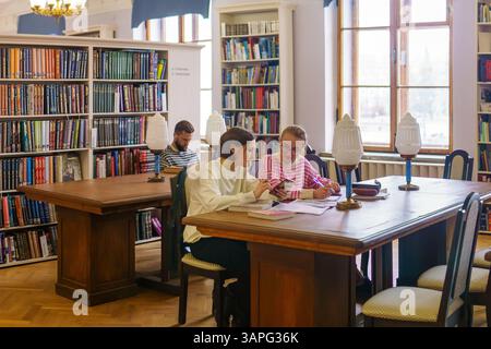 Perm, Russland - 13. April 2025: Gruppe von Studenten studiert in der Bibliothek. Bildungs- und Lernkonzept. Stockfoto