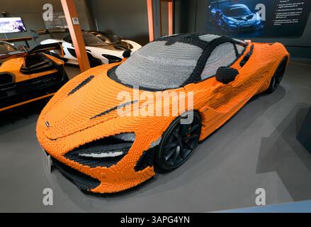 Dreiviertel Vorderansicht eines Lego-Modells im Maßstab eines McLaren 720 im Flugzeugpark Balloon Hangar im Brooklands Museum, Waybridge Stockfoto