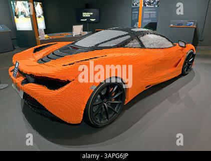 Dreiviertel Rückansicht eines Lego-Modells, eines McLaren 720, im Flugzeugpark Balloon Hangar im Brooklands Museum, Waybridge Stockfoto