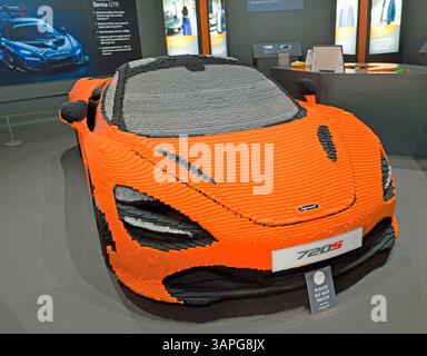 Dreiviertel Vorderansicht eines Lego-Modells im Maßstab eines McLaren 720 im Flugzeugpark Balloon Hangar im Brooklands Museum, Waybridge Stockfoto
