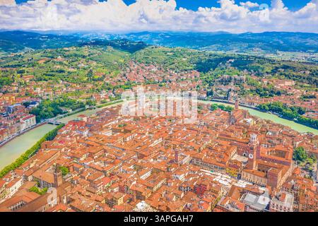 Ein atemberaubender Blick aus der Vogelperspektive von Verona, Italien, mit seiner historischen Stadtlandschaft, der Etsch, die sich durch die Altstadt schlängelt, und berühmten Wahrzeichen Stockfoto