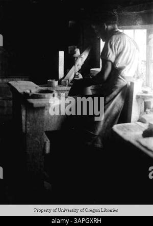 Dieses Foto zeigt Webb Connerlson aus Bybee, Kentucky, aufgenommen auf Seite 15 von Jack's Diary. Die Identität des Sitters wird als J.C.C.F.S notiert, was einen Einblick in die persönliche Geschichte gibt, die im Tagebuch dokumentiert ist. Stockfoto