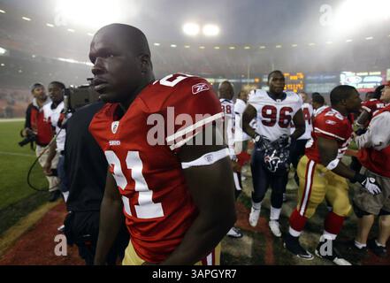 27. August 2011 – San Francisco, CA, USA – San Francisco 49ers Running Back Frank Gore (21) verlässt das Feld nach einer 30-7 Niederlage gegen die Houston Texans im Candlestick Park in San Francisco, Kalifornien, am Samstag, 27. August 2011. (Bild: © Anda Chu/Oakland Tribune/MCT/ZUMAPRESS.com) Stockfoto