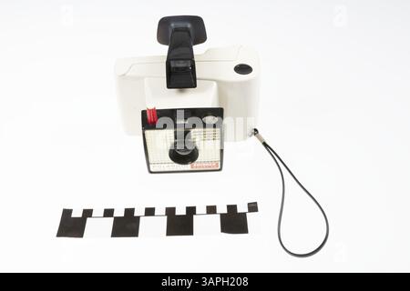 Von 1965 bis 1970 war die Polaroid Swinger eine kostengünstige Sofortkamera, die es Benutzern ermöglichte, Fotos aufzunehmen und sofort zu drucken, was sie einem breiteren Publikum zugänglich machte. Stockfoto