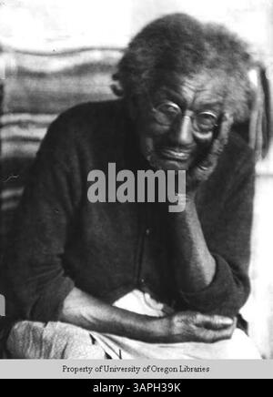 Dieses Foto zeigt eine ältere afroamerikanische Frau und dokumentiert ihre Anwesenheit in einem historischen Kontext, bereitgestellt von den Bibliotheken der University of Oregon. Stockfoto