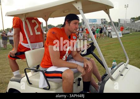 August 2011 - Bourbonnais, IL, USA - Chicago Bears Quarterbacks Jay Cutler fährt am Montag, den 1. August 2011, mit einem Golfwagen an der Olivet Nazarene University in Bourbonnais, Illinois. (Bild: © Scott Strazzante/Chicago Tribune/MCT/ZUMAPRESS.com) Stockfoto