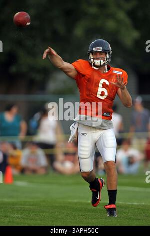 1. August 2011 – Bourbonnais, IL, USA – Jay Cutler von Chicago Bears wirft am Montag, 1. August 2011 einen Pass während des Trainings an der Olivet Nazarene University in Bourbonnais, Illinois. (Bild: © Scott Strazzante/Chicago Tribune/MCT/ZUMAPRESS.com) Stockfoto