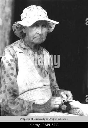 Ein Foto von Frau James M. Hipps, gezeigt beim Stricken von Socken. Das Bild ist aus Jacks Tagebuch auf Seite 124, das die Handwerkskunst des Strickens hervorhebt. Stockfoto