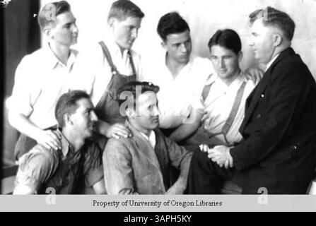 Dieses Bild zeigt Dean Baird und sechs nicht identifizierte männliche Studenten, aufgenommen in einem Foto aus der Sammlung Jack's Diary, Seite 14. Stockfoto