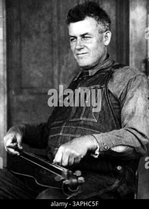 Bristol Taylor, bekannt für seine Arbeit als Hackbrettmacher, Landwirt und Dichter, ist in diesem Bild zu sehen. Das Foto bietet einen Einblick in sein facettenreiches Leben und Werk. Stockfoto