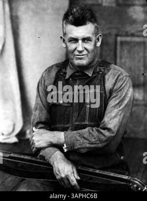 Dieses Foto zeigt Bristol Taylor, einen Hackbrettmacher, Farmer und Dichter aus der Sammlung der Bibliotheken der Universität von Oregon. Er erfasst Taylors vielseitige Identität und Beiträge zu Musik und Poesie in ländlichen Gemeinden. Stockfoto