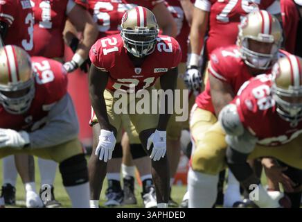 2. August 2011 - Santa Clara, CA, USA - San Francisco 49ers, die bac k Frank Gore (21) während der Übungen im Trainingscamp des Teams in Santa Clara, Kalifornien, am Dienstag, den 2. August 2011 laufen. (Kreditbild: © Nhat V. Meyer/San Jose Mercury News/MCT/ZUMAPRESS.com) Stockfoto