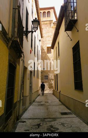 Albaicin, Granada. Ein Mann läuft in einer engen Gasse im Bezirk Albayzin. Stockfoto