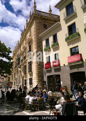 Die Gäste sitzen in einer Bar im Freien am Plaza Nueva neben dem Kanzlerpalast in Granada, Spanien Stockfoto