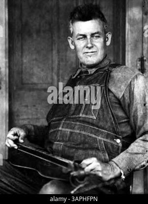 Ein Porträt von Bristol Taylor, einem Hackbrettmacher, Bauer und Dichter, aufgenommen als Teil der Sammlung Jack's Diary. Dieses Bild zeigt sein vielseitiges Leben im Amerika des frühen 20. Jahrhunderts. Stockfoto