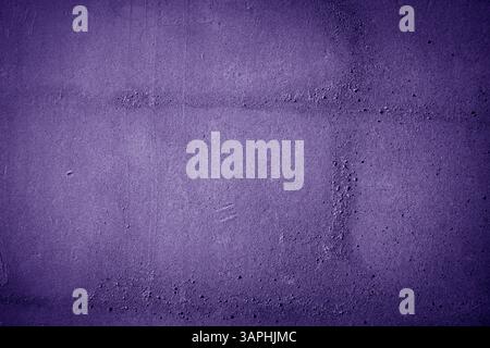 Grungy Betonwandstruktur in violettem Ton. Abstrakter Hintergrund und Textur für Design Stockfoto