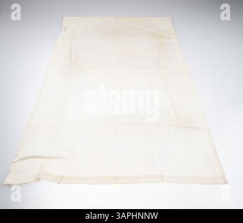 Weißes Baumwoll-Puppentuch, aufbewahrt in der Sammlung der Missouri Historical Society. Ein einfaches Baumwolltuch für Puppen. Stockfoto